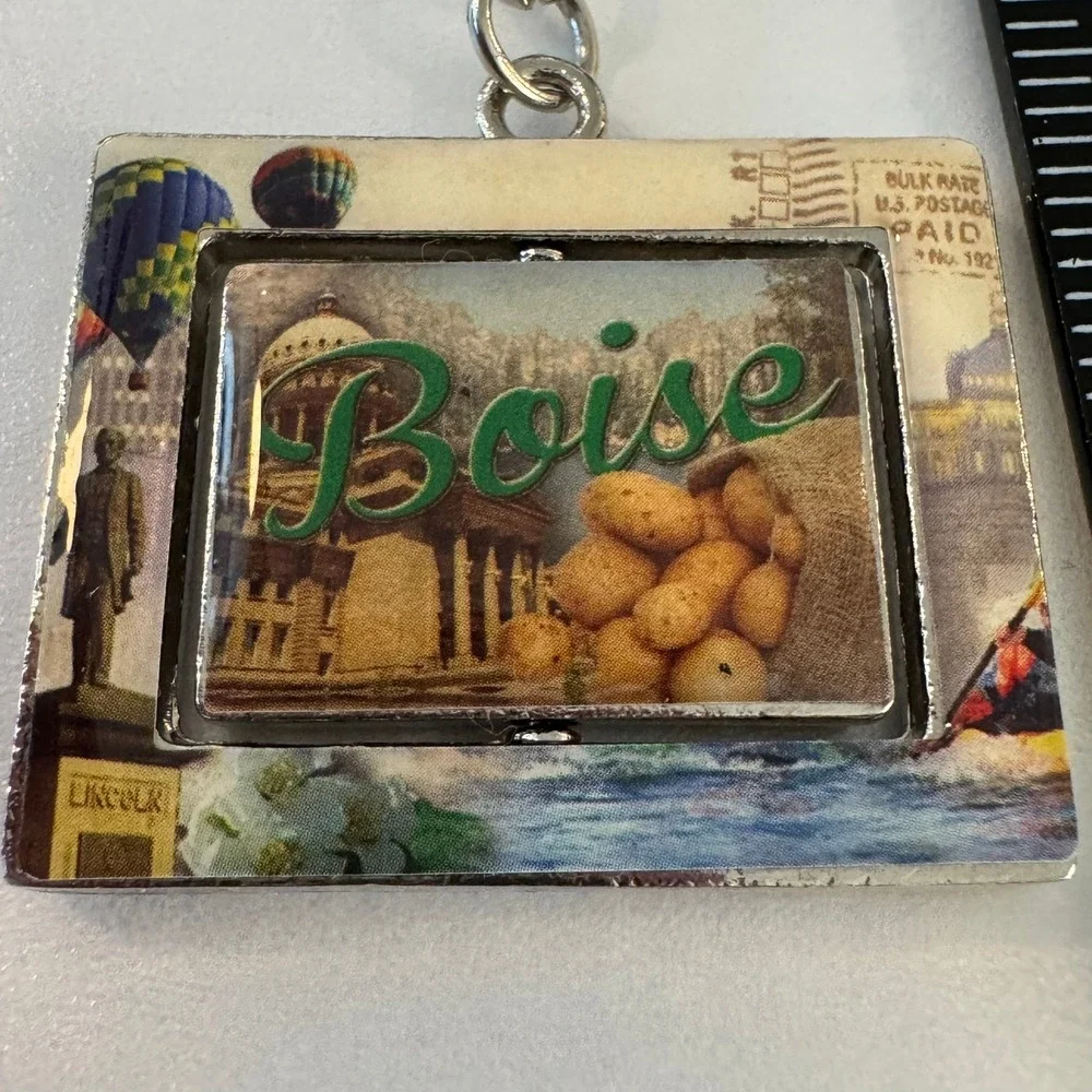 Boise Idaho Souvenir Keychain Vintage Postcard Scene Hot Air Balloons Potatoes‎